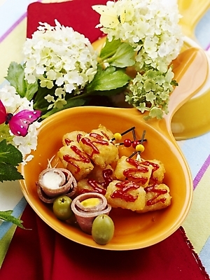 포토 JPG 스튜디오촬영 그릇 접시 꽃 음식 나비 서양음식 실내 근접촬영 사람없음 장식 빨간색 세로 튀김 안주 튀김꼬치 국내포토 식물 식기 뷰포인트 컬러 곤충 내부 꼬치 파일형식