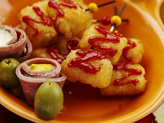 포토 JPG 스튜디오촬영 그릇 접시 꽃 음식 나비 서양음식 실내 근접촬영 사람없음 장식 가로 빨간색 튀김 안주 올리브 튀김꼬치 국내포토 식물 식기 열매 뷰포인트 컬러 곤충 내부 꼬치 파일형식