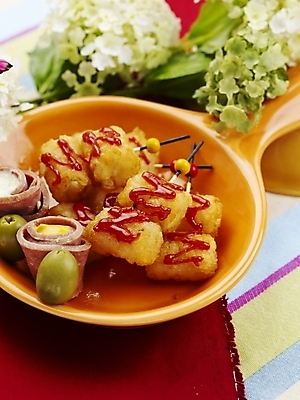 포토 JPG 스튜디오촬영 그릇 접시 꽃 음식 나비 서양음식 실내 근접촬영 사람없음 장식 빨간색 세로 튀김 식탁보 안주 튀김꼬치 국내포토 식물 식기 뷰포인트 컬러 곤충 내부 꼬치 파일형식