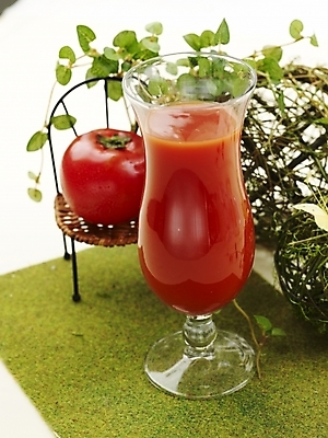 포토 JPG 스튜디오촬영 음료 음식 나비 토마토 채소 잔 실내 근접촬영 사람없음 장식 빨간색 세로 초록색 주스 과일주스 야채주스 덩굴 토마토주스 국내포토 식물 식기 뷰포인트 컬러 곤충 과일 내부 파일형식