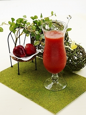 포토 JPG 스튜디오촬영 음료 음식 나비 과일 딸기 잔 실내 사람없음 장식 빨간색 세로 초록색 주스 과일주스 덩굴 딸기주스 국내포토 식물 식기 컬러 곤충 내부 파일형식