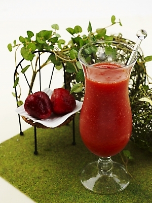 포토 JPG 스튜디오촬영 음료 음식 과일 딸기 잔 실내 사람없음 장식 빨간색 세로 초록색 주스 과일주스 덩굴 딸기주스 국내포토 식물 식기 컬러 내부 파일형식