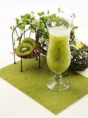 포토 JPG 스튜디오촬영 음료 음식 나비 과일 잔 실내 키위 근접촬영 사람없음 장식 세로 초록색 주스 과일주스 덩굴 키위주스 국내포토 식물 식기 뷰포인트 컬러 곤충 내부 파일형식