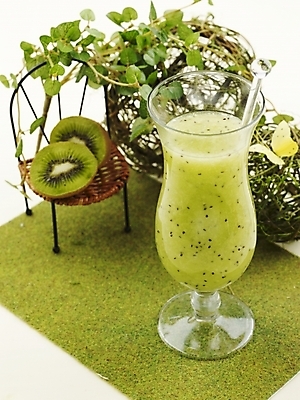 포토 JPG 스튜디오촬영 음료 음식 과일 잔 실내 키위 근접촬영 사람없음 세로 초록색 주스 과일주스 키위주스 국내포토 식기 뷰포인트 컬러 내부 파일형식