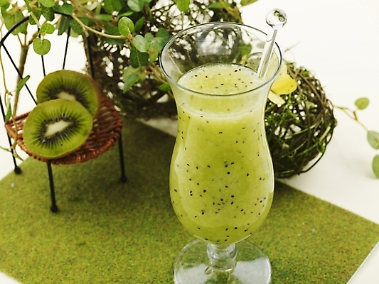 포토 JPG 스튜디오촬영 음료 음식 나비 과일 잔 실내 키위 근접촬영 사람없음 장식 가로 초록색 주스 과일주스 덩굴 키위주스 국내포토 식물 식기 뷰포인트 컬러 곤충 내부 파일형식