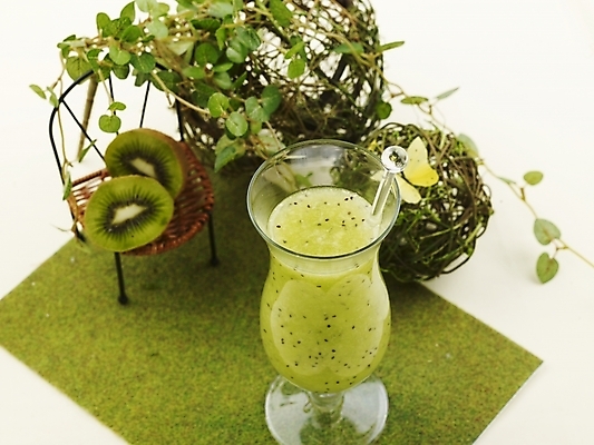 포토 JPG 스튜디오촬영 음료 음식 나비 과일 잔 실내 키위 근접촬영 사람없음 장식 가로 초록색 주스 과일주스 덩굴 키위주스 국내포토 식물 식기 뷰포인트 컬러 곤충 내부 파일형식