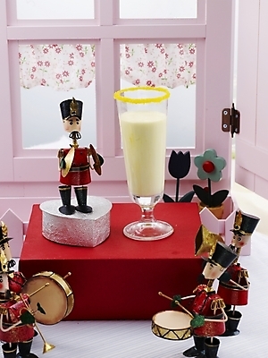 포토 JPG 스튜디오촬영 음료 음식 창문 잔 실내 사람없음 장식 빨간색 세로 선물상자 상자 장난감 노란색 피규어 우유 과일주스 오브젝트 미니화분 바나나주스 국내포토 식기 화분 컬러 과일 유제품 선물 내부 주스 미니어처 파일형식