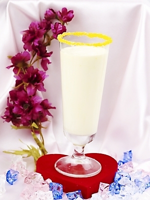 포토 JPG 스튜디오촬영 꽃 음료 음식 잔 실내 사람없음 장식 세로 장미 보라색 얼음 주스 하트 과일주스 바나나주스 국내포토 자연요소 모양 식물 식기 컬러 과일 내부 파일형식