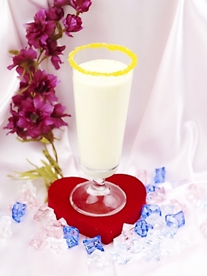 포토 JPG 스튜디오촬영 꽃 음료 음식 잔 실내 사람없음 장식 세로 보라색 얼음 우유 하트 바나나주스 국내포토 자연요소 모양 식물 식기 컬러 유제품 내부 과일주스 파일형식