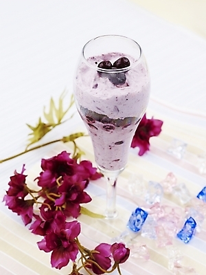 포토 JPG 스튜디오촬영 꽃 음료 음식 포도 디저트 잔 실내 근접촬영 사람없음 장식 세로 장미 보라색 얼음 요거트 쉐이크 국내포토 자연요소 식물 식기 뷰포인트 컬러 과일 유제품 내부 파일형식