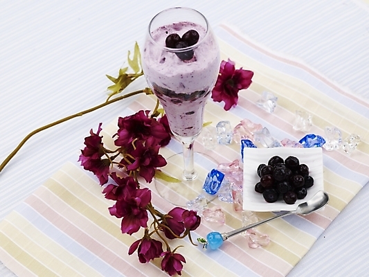 포토 JPG 스튜디오촬영 그릇 접시 꽃 음료 음식 과일 포도 디저트 잔 실내 사람없음 장식 가로 장미 숟가락 얼음 티스푼 요거트 쉐이크 국내포토 자연요소 식물 식기 유제품 수저 내부 파일형식