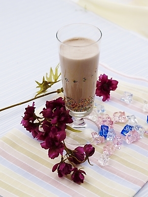 포토 JPG 스튜디오촬영 꽃 커피 음료 음식 잔 실내 근접촬영 사람없음 장식 세로 장미 얼음 아이스커피 커피쉐이크 국내포토 자연요소 식물 식기 뷰포인트 내부 쉐이크 파일형식