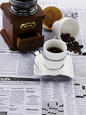 포토 JPG 스튜디오촬영 문자 기호 영어 커피 음식 잔 실내 근접촬영 사람없음 컵 세로 원두 흰색 신문 찻잔 원두커피 그라인더 영자신문 분쇄기 국내포토 식기 음료 뷰포인트 컬러 내부 간행물 뉴스 커피용품 파일형식