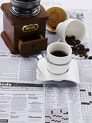 포토 JPG 스튜디오촬영 문자 기호 영어 커피 음식 잔 실내 근접촬영 사람없음 컵 세로 원두 흰색 신문 찻잔 원두커피 그라인더 영자신문 분쇄기 국내포토 식기 음료 뷰포인트 컬러 내부 간행물 뉴스 커피용품 파일형식