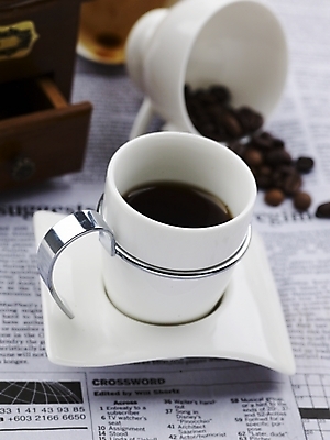 포토 JPG 스튜디오촬영 문자 기호 영어 커피 음식 잔 실내 근접촬영 사람없음 컵 세로 원두 흰색 신문 찻잔 원두커피 그라인더 영자신문 분쇄기 국내포토 식기 음료 뷰포인트 컬러 내부 간행물 뉴스 커피용품 파일형식