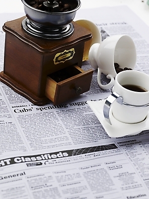 포토 JPG 스튜디오촬영 문자 기호 영어 커피 음식 잔 실내 근접촬영 사람없음 컵 세로 원두 흰색 신문 찻잔 원두커피 그라인더 영자신문 분쇄기 국내포토 식기 음료 뷰포인트 컬러 내부 간행물 뉴스 커피용품 파일형식