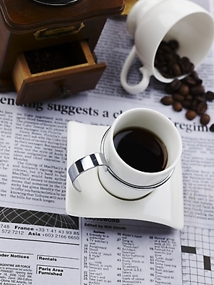 포토 JPG 스튜디오촬영 문자 기호 영어 커피 음식 잔 실내 근접촬영 사람없음 컵 세로 하이앵글 원두 흰색 신문 찻잔 원두커피 그라인더 영자신문 분쇄기 국내포토 식기 음료 뷰포인트 컬러 내부 간행물 뉴스 커피용품 파일형식