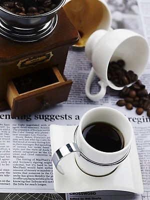 포토 JPG 스튜디오촬영 문자 기호 영어 커피 음식 잔 실내 근접촬영 사람없음 컵 세로 하이앵글 원두 흰색 신문 찻잔 원두커피 그라인더 영자신문 분쇄기 국내포토 식기 음료 뷰포인트 컬러 내부 간행물 뉴스 커피용품 파일형식