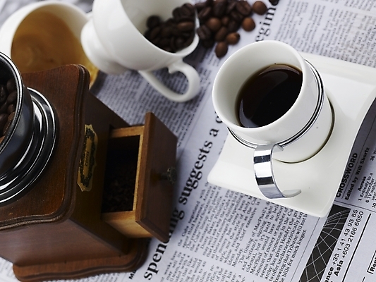 포토 JPG 스튜디오촬영 문자 기호 영어 커피 음식 잔 실내 근접촬영 사람없음 컵 가로 하이앵글 원두 흰색 신문 찻잔 원두커피 그라인더 영자신문 분쇄기 국내포토 식기 음료 뷰포인트 컬러 내부 간행물 뉴스 커피용품 파일형식