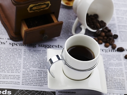 포토 JPG 스튜디오촬영 문자 기호 영어 커피 음식 잔 실내 근접촬영 사람없음 컵 가로 하이앵글 원두 흰색 신문 찻잔 원두커피 그라인더 영자신문 분쇄기 국내포토 식기 음료 뷰포인트 컬러 내부 간행물 뉴스 커피용품 파일형식