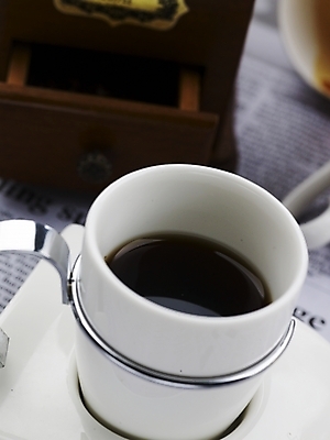 포토 JPG 스튜디오촬영 문자 기호 영어 커피 음식 잔 실내 근접촬영 사람없음 컵 세로 하이앵글 흰색 신문 찻잔 원두커피 그라인더 영자신문 분쇄기 국내포토 식기 음료 뷰포인트 컬러 내부 간행물 뉴스 커피용품 파일형식