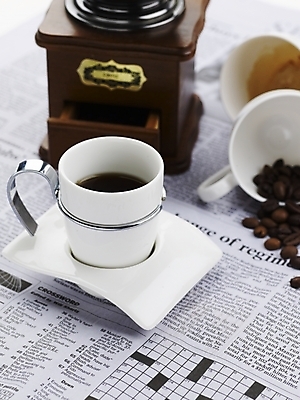 포토 JPG 스튜디오촬영 문자 기호 영어 커피 음식 잔 실내 근접촬영 사람없음 컵 세로 원두 흰색 신문 찻잔 원두커피 그라인더 영자신문 분쇄기 국내포토 식기 음료 뷰포인트 컬러 내부 간행물 뉴스 커피용품 파일형식