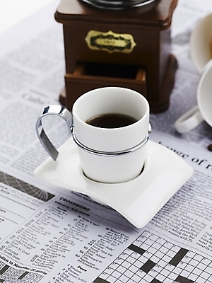 포토 JPG 스튜디오촬영 문자 기호 영어 커피 음식 잔 실내 사람없음 컵 세로 흰색 신문 찻잔 원두커피 그라인더 영자신문 분쇄기 국내포토 식기 음료 컬러 내부 간행물 뉴스 커피용품 파일형식
