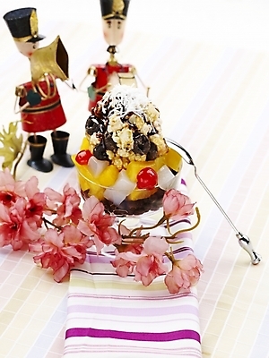 포토 JPG 스튜디오촬영 꽃 음식 인형 디저트 여름음식 실내 사람없음 장식 세로 장미 숟가락 피규어 식탁보 팥빙수 과일빙수 제철음식 국내포토 식물 과일 수저 내부 미니어처 빙수 제철 파일형식 여름_계절