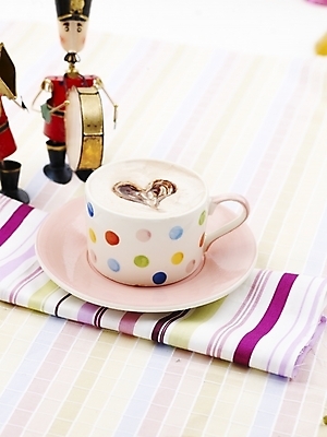 포토 JPG 스튜디오촬영 그릇 접시 커피 음료 음식 인형 잔 실내 근접촬영 사람없음 장식 컵 세로 컬러풀 장난감 줄무늬 식탁보 하트 크림 라떼아트 국내포토 모양 식기 뷰포인트 컬러 무늬 내부 그림 라떼 파일형식