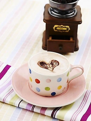 포토 JPG 스튜디오촬영 그릇 접시 커피 음료 음식 잔 실내 근접촬영 사람없음 컵 세로 컬러풀 줄무늬 식탁보 하트 크림 그라인더 분쇄기 라떼아트 국내포토 모양 식기 뷰포인트 컬러 무늬 내부 그림 라떼 커피용품 파일형식