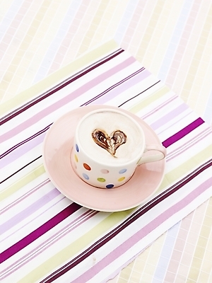 포토 JPG 스튜디오촬영 그릇 접시 커피 음료 음식 잔 실내 누끼 근접촬영 사람없음 컵 세로 하이앵글 컬러풀 줄무늬 식탁보 하트 크림 라떼아트 국내포토 모양 식기 뷰포인트 컬러 무늬 내부 그림 라떼 파일형식