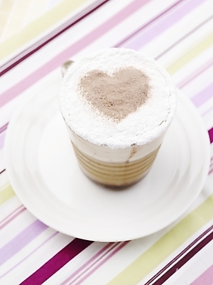 포토 JPG 스튜디오촬영 그릇 접시 커피 음료 음식 잔 실내 누끼 근접촬영 사람없음 컵 세로 하이앵글 컬러풀 줄무늬 식탁보 하트 크림 라떼아트 국내포토 모양 식기 뷰포인트 컬러 무늬 내부 그림 라떼 파일형식