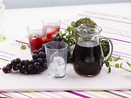 포토 JPG 스튜디오촬영 음료 음식 과일 탁자 포도 잔 실내 사람없음 장식 가로 빨간색 초록색 얼음 주스 식탁보 포도주스 국내포토 자연요소 식기 컬러 가구 내부 과일주스 파일형식