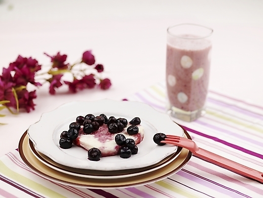 포토 JPG 스튜디오촬영 그릇 접시 꽃 음료 음식 빵 분홍색 포크 과일 디저트 실내 사람없음 장식 가로 케이크 주스 흰색 하트 제빵 국내포토 모양 식물 식기 컬러 내부 제과제빵 파일형식