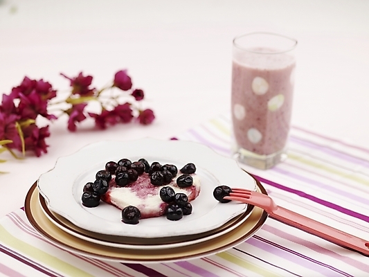 포토 JPG 스튜디오촬영 그릇 접시 꽃 음료 음식 빵 분홍색 포크 과일 디저트 실내 사람없음 장식 가로 케이크 주스 흰색 하트 제빵 국내포토 모양 식물 식기 컬러 내부 제과제빵 파일형식