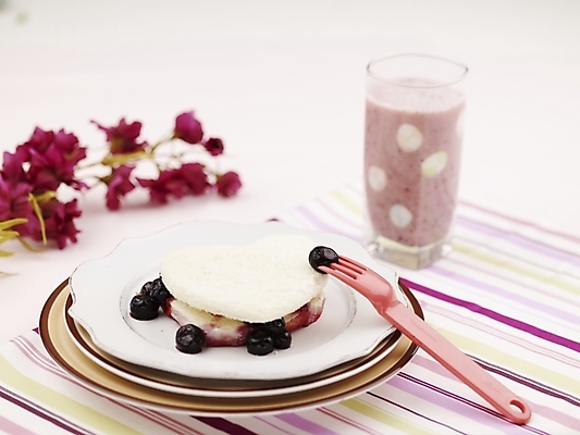 포토 JPG 스튜디오촬영 그릇 접시 꽃 음료 음식 빵 분홍색 포크 과일 디저트 실내 사람없음 장식 가로 케이크 주스 흰색 하트 제빵 국내포토 모양 식물 식기 컬러 내부 제과제빵 파일형식