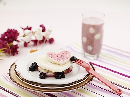 포토 JPG 스튜디오촬영 그릇 접시 꽃 음료 음식 빵 분홍색 포크 과일 디저트 실내 사람없음 장식 가로 케이크 주스 흰색 하트 제빵 국내포토 모양 식물 식기 컬러 내부 제과제빵 파일형식