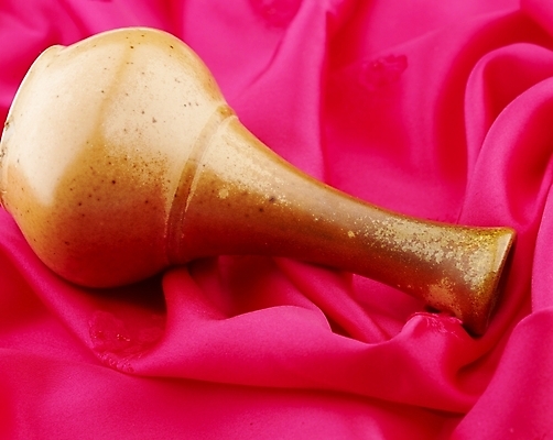 포토 JPG 스튜디오촬영 분홍색 술병 실내 사람없음 가로 도자기 도자기공예 오브젝트 호리병 국내포토 컬러 병_용기 주류 내부 공예 파일형식