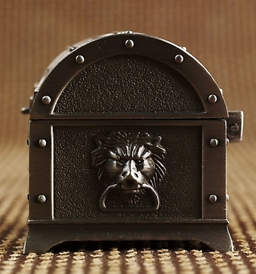 포토 JPG 스튜디오촬영 실내 손잡이 근접촬영 사람없음 세로 상자 잠김 닫힘 오픈 재산 닫기 오브젝트 보관함 금고 보물상자 보물 보물함 사자상 옆면 국내포토 뷰포인트 모션 내부 금융 파일형식