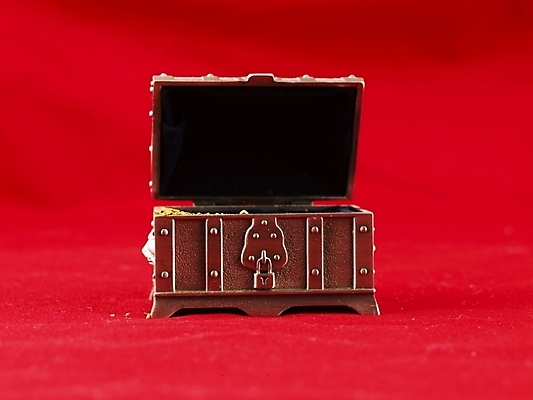 포토 JPG 스튜디오촬영 자물쇠 실내 사람없음 가로 빨간색 상자 직물 오픈 재산 천 오브젝트 보관함 금고 보물상자 보물 보안장치 보물함 국내포토 컬러 내부 금융 장비 보안 파일형식