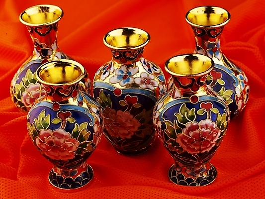 포토 JPG 스튜디오촬영 디자인 생활용품 무늬 술병 실내 근접촬영 사람없음 장식 가로 빨간색 금색 오브젝트 그림 호리병 국내포토 뷰포인트 컬러 병_용기 주류 내부 파일형식