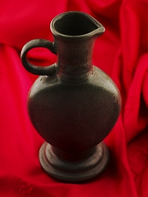 포토 JPG 스튜디오촬영 술병 실내 근접촬영 사람없음 빨간색 세로 도자기 도자기공예 오브젝트 호리병 국내포토 뷰포인트 컬러 병_용기 주류 내부 공예 파일형식