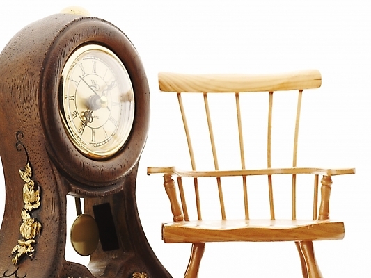 포토 JPG 스튜디오촬영 시계 가구 의자 실내 사람없음 가로 오브젝트 나무의자 괘종시계 국내포토 생활용품 내부 목재 파일형식