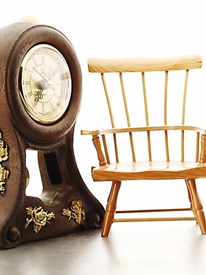 포토 JPG 스튜디오촬영 시계 가구 의자 실내 사람없음 세로 나무의자 괘종시계 국내포토 생활용품 내부 목재 파일형식