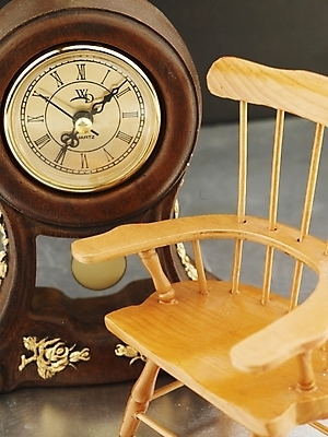 포토 JPG 스튜디오촬영 시계 가구 의자 실내 사람없음 세로 나무의자 괘종시계 국내포토 생활용품 내부 목재 파일형식