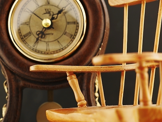 포토 JPG 스튜디오촬영 시계 가구 의자 실내 사람없음 가로 나무의자 괘종시계 국내포토 생활용품 내부 목재 파일형식