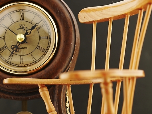 포토 JPG 스튜디오촬영 시계 가구 의자 실내 사람없음 가로 오브젝트 나무의자 괘종시계 국내포토 생활용품 내부 목재 파일형식