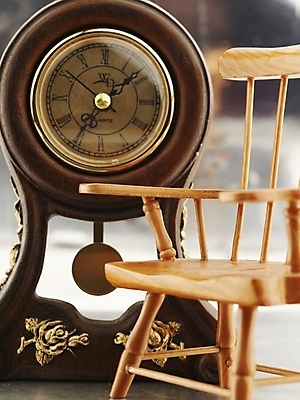 포토 JPG 스튜디오촬영 시계 가구 의자 실내 사람없음 세로 오브젝트 나무의자 괘종시계 국내포토 생활용품 내부 목재 파일형식