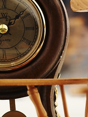 포토 JPG 스튜디오촬영 시계 가구 생활용품 의자 실내 사람없음 세로 오브젝트 나무의자 괘종시계 국내포토 내부 목재 파일형식