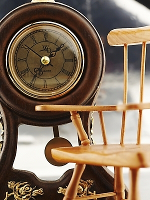 포토 JPG 스튜디오촬영 시계 가구 의자 실내 사람없음 세로 나무의자 괘종시계 국내포토 생활용품 내부 목재 파일형식